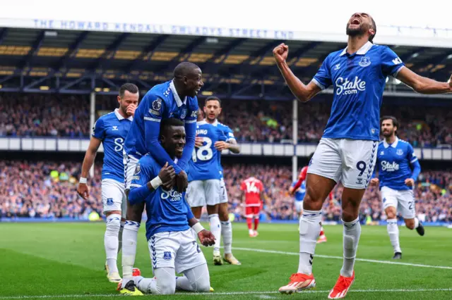 Everton players celebrate Idrissa Gueye's goal against Nottingham Forest