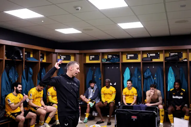 Gary O'Neil, head coach of Wolverhampton Wanderers speaks with the players in the changing room