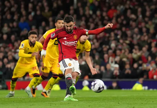 Fernandes shoots from the spot to equalise for United