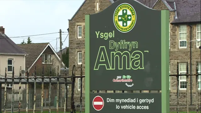 arwydd ysgol