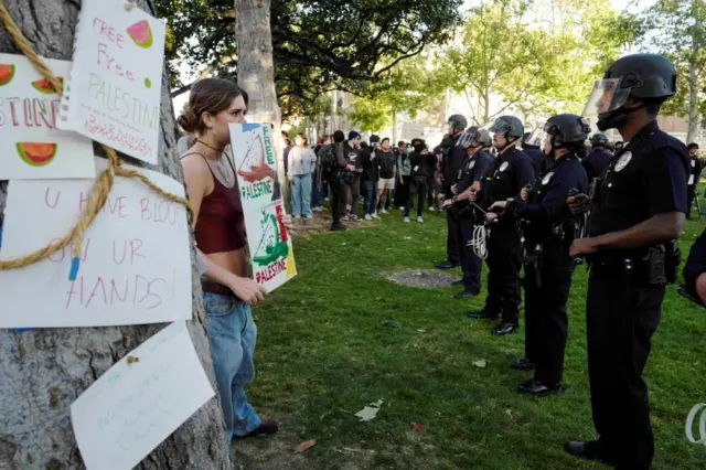 LAPD surrounds students protesting in support of Palestinians at an encampment at the University of Southern California’s Alumni Park