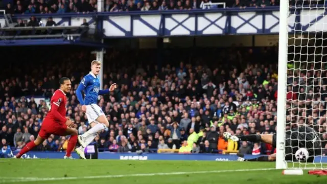 Branthwaite scores past Alisson