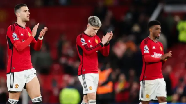 Manchester United players applaud fans