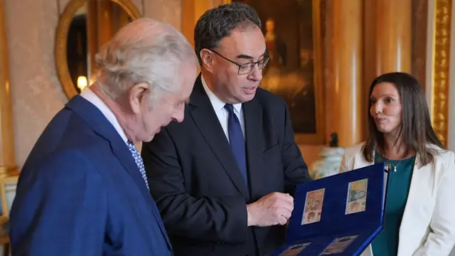 King Charles and Andrew Bailey looking at bank notes