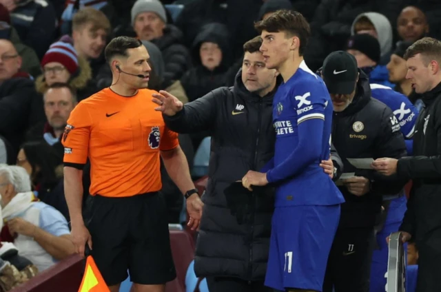 Chelsea manager Mauricio Pochettino talks to Chelsea's Cesare Casadei