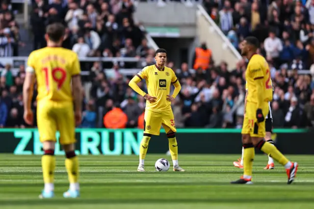 Sheff Utd players stand back at kick off after conceding again