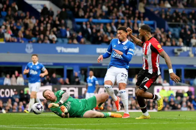 Pickford gets down low to deny Toney