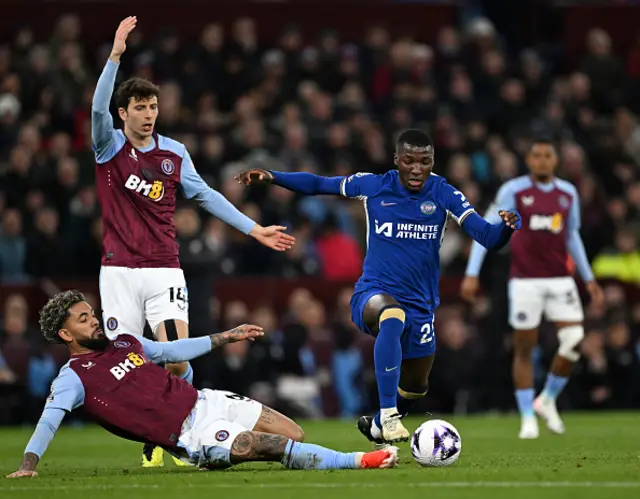 Moises Caicedo of Chelsea runs with the ball whilst under pressure from Douglas Luiz