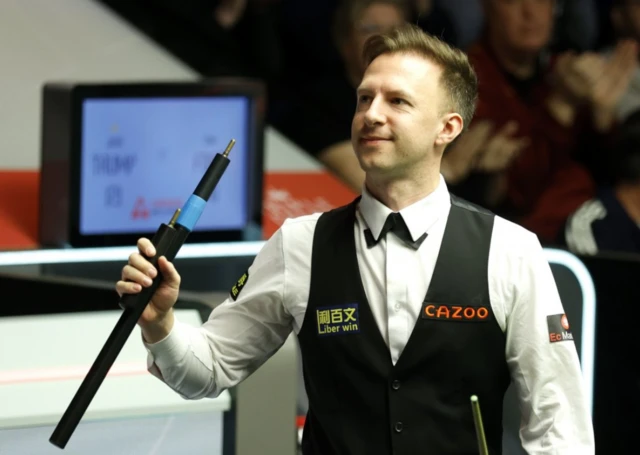 Judd Trump waving to the fans