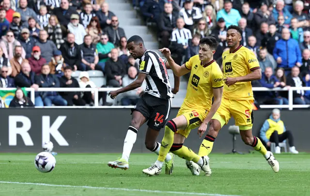 Alexander Isak of Newcastle United scores his team's first goal