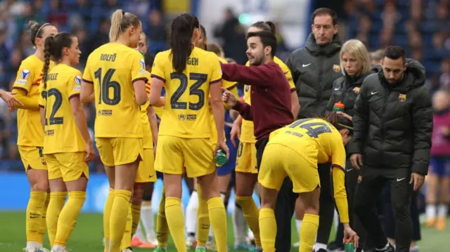 Jonatan Giraldez talks to his Barcelona players