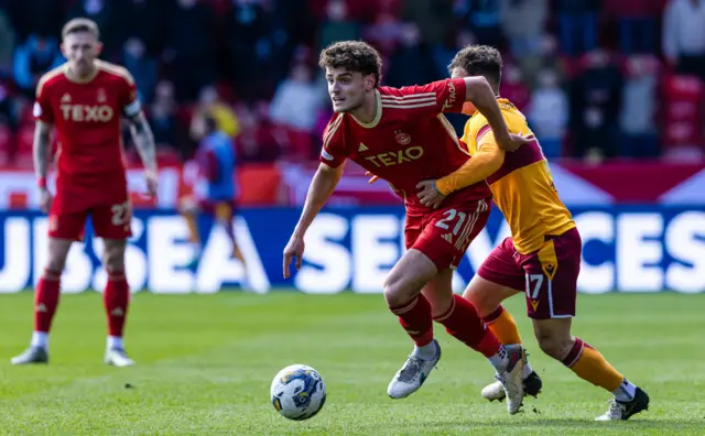 Aberdeen's Dante Polvara and Motherwell's Dvaor Zdravkovski during a cinch Premiership match between Aberdeen and Motherwell at Pittodrie Stadium