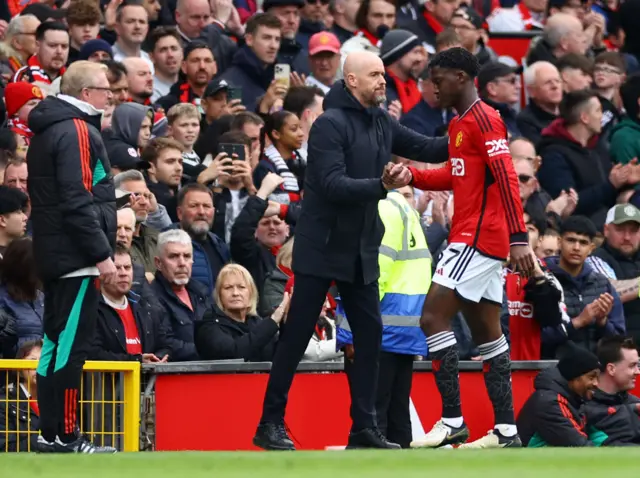 Mainoo shakes hands with ten hag afyer he is subbed