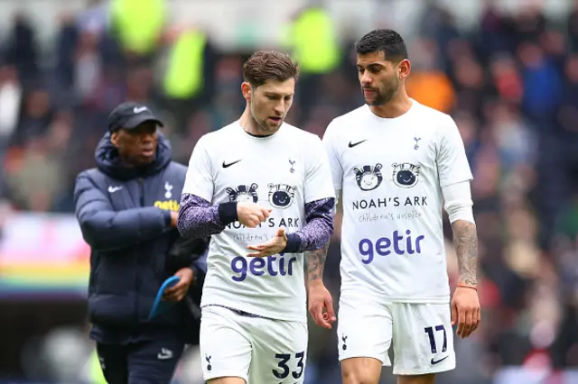 Ben Davies and Cristian Romero of Tottenham Hotspur warm up