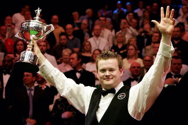 Shaun Murphy holding the trophy