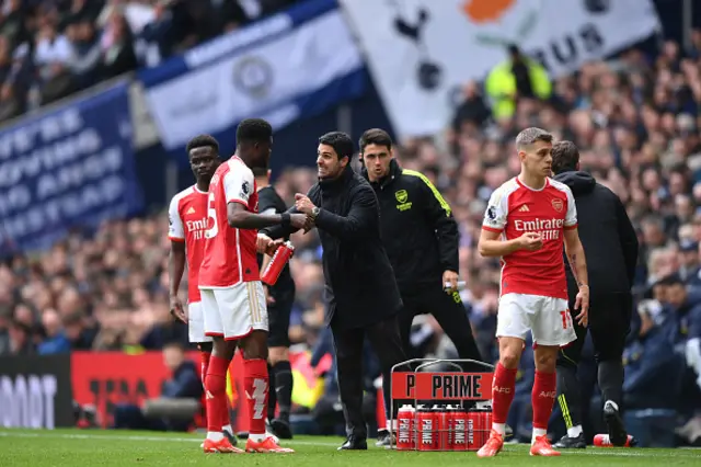 : Mikel Arteta speaks to Thomas Partey