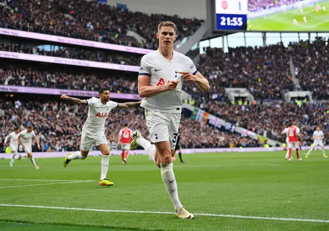 Micky van de Ven of Tottenham Hotspur celebrates