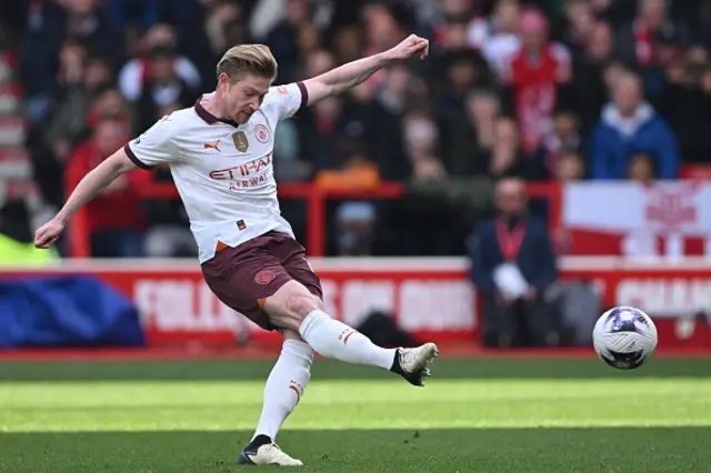 Kevin De Bruyne hits this freekick