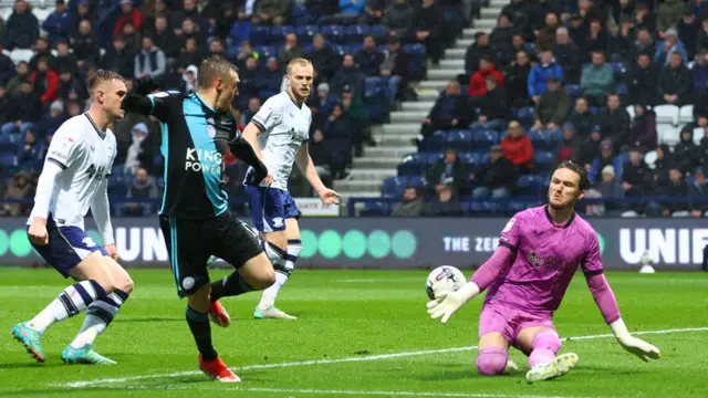 Jamie Vardy shoots for Leicester at Preston