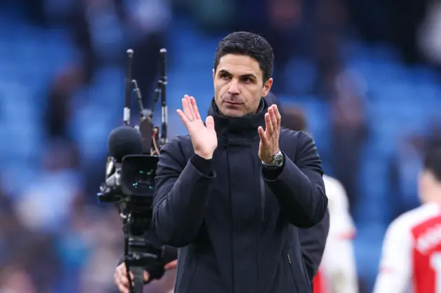 Arteta claps the travelling fans