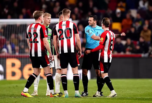 Ref speaks to Brighton and Brentford players