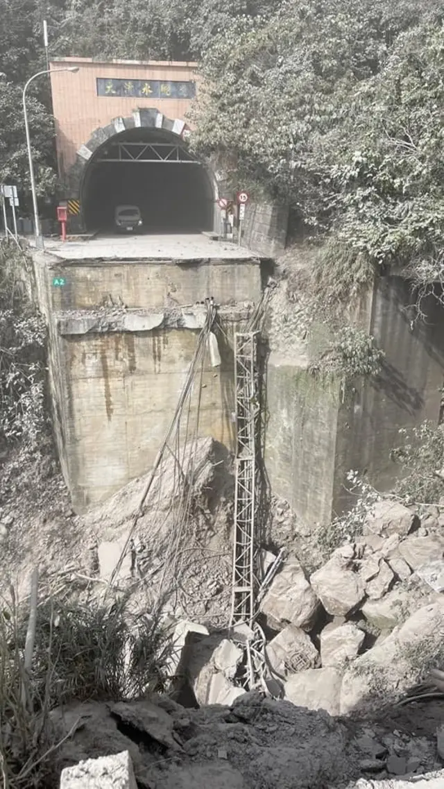 Picture showing part of Qingshui Tunnel collapse