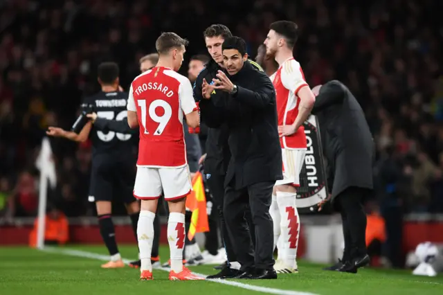 Arteta talks to Trossard on the touchline