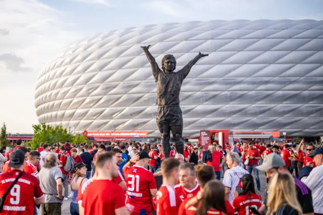 Bayern fans gather around Gerd Muller's statue