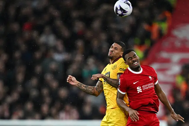 Vinicius Souza (L) fights for the ball with Ryan Gravenberch