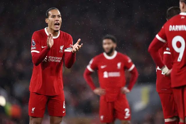 Vrigil van Dijk clap his hands