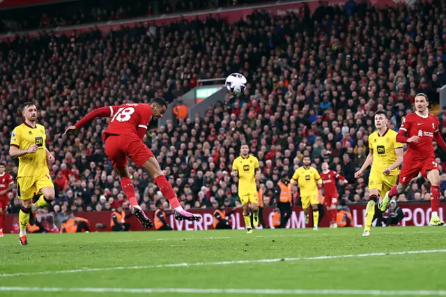 Cody Gakpo  scores a header