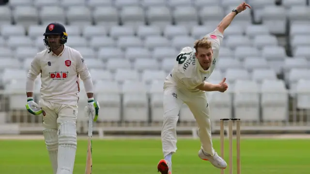 Dillon Pennington bowling for Notts