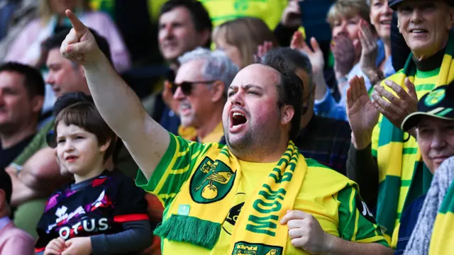 Norwich fan sings