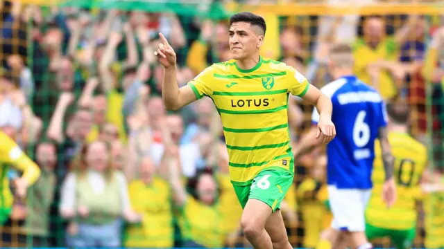 Marcelino Nunez celebrates scoring