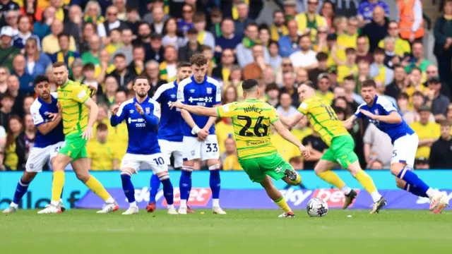 Marcelino Nunez scores a free-kick