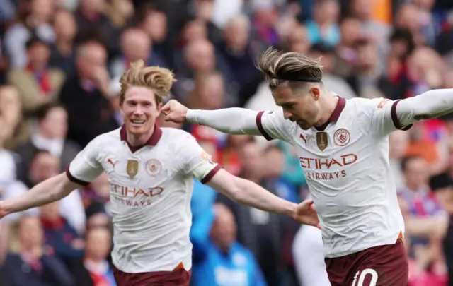 Man City's Kevin De Bruyne (L) celebrates withy team mate Jack Grealish (