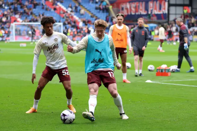 Bobb and de bruyne duel in the warm up