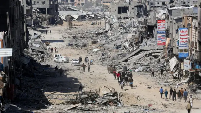 Palestinians inspect destroyed residential buildings, after the Israeli military withdrew most of its ground troops from the southern Gaza Strip, amid the ongoing conflict between Israel and Hamas, in Khan Younis, in the southern Gaza Strip April 7, 202