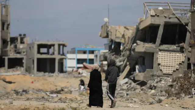 Palestinian families return their homes passing debris of destroyed buildings after Israeli forces' withdrawal from parts of Khan Yunis, Gaza on April 07, 2024.