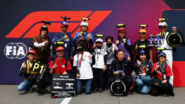 f1 fans pose at Suzuka