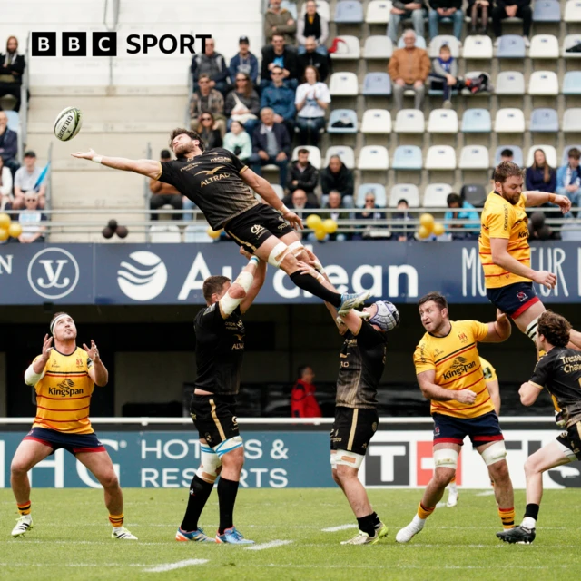 Alex Becognee of Montpellier fails to collect a lineout ball