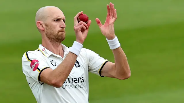 Oliver Hannon-Dalby bowls for Warwickshire