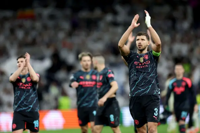 Man City players clap the travelling fnas