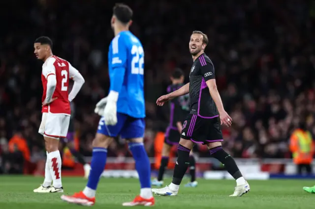 Kane alughs as Arsenal trudge back to ko