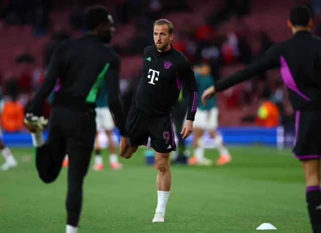 Kane warms up at the emirates