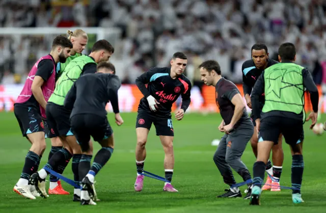 Foden warms up in the middle of the city squad