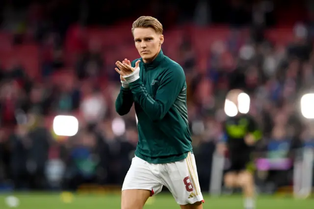 Odegaard claps the fans before the warm up