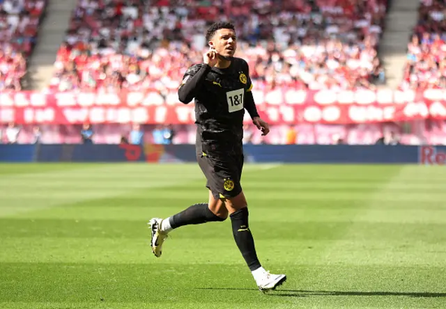 Jadon Sancho of Borussia Dortmund celebrates