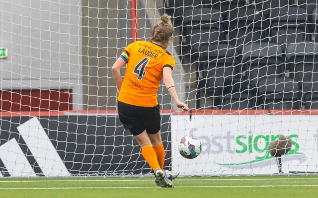 Hayley Lauder side foots into an empty net