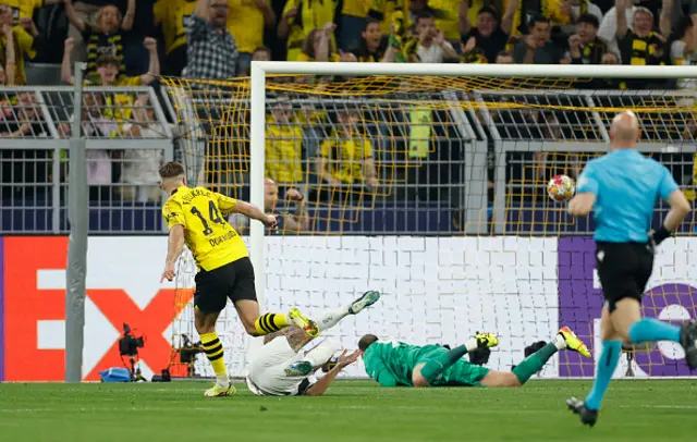 Niclas Fuellkrug (L) celebrates scoring the opening goal